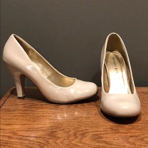 Madden Girl Classic Cream Pumps Size 9